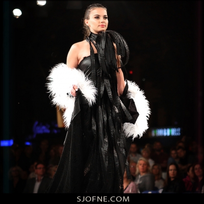 projektant mody  koronkowa czarna sukienka z trenem  białe futro polski projektant mody
